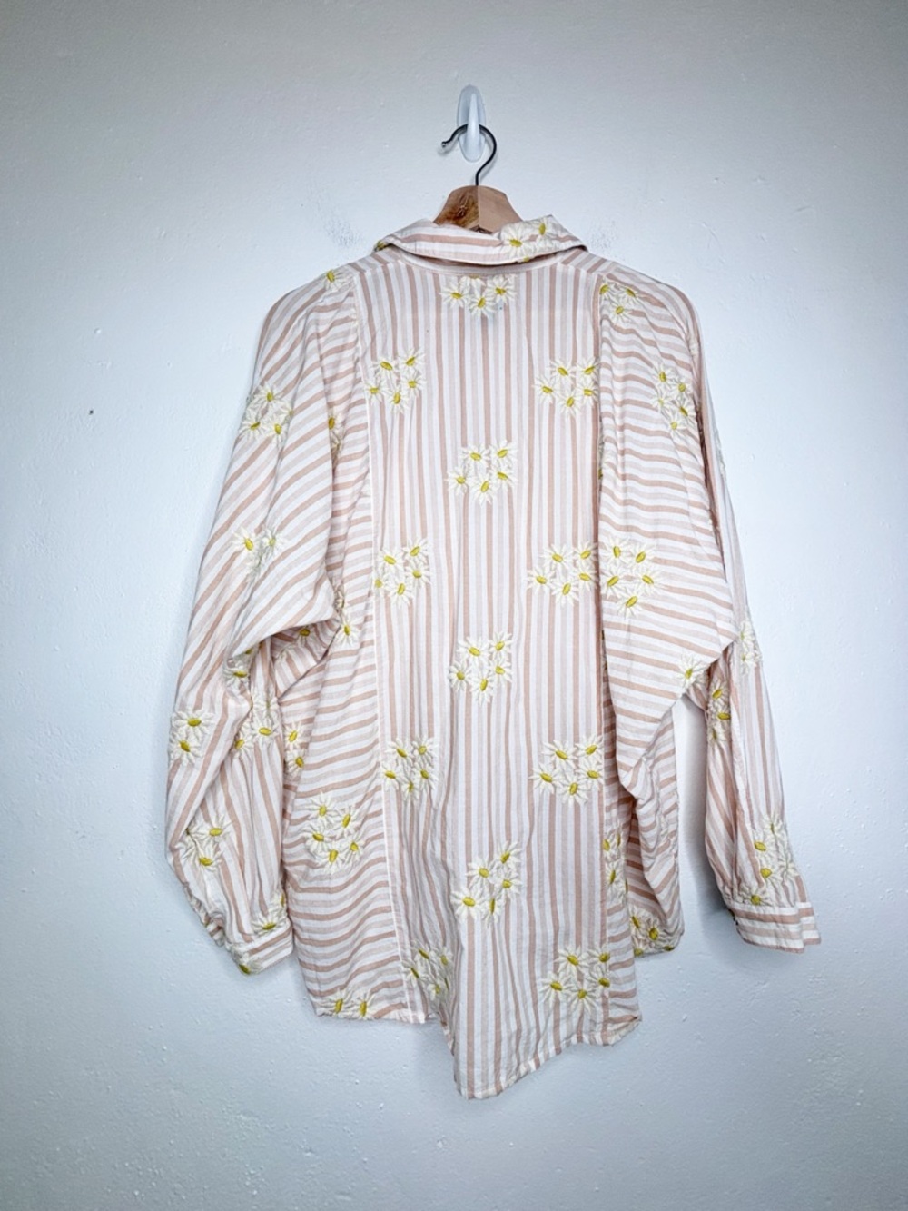 BDG Pink Ivory Stripped Oversized Button Down With Embroidered Daisies Size XS - Picture 2 of 9